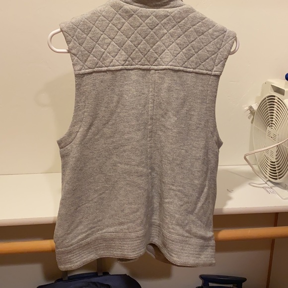 Stylish gray sweatshirt vest to wear on cool days - Picture 4 of 5